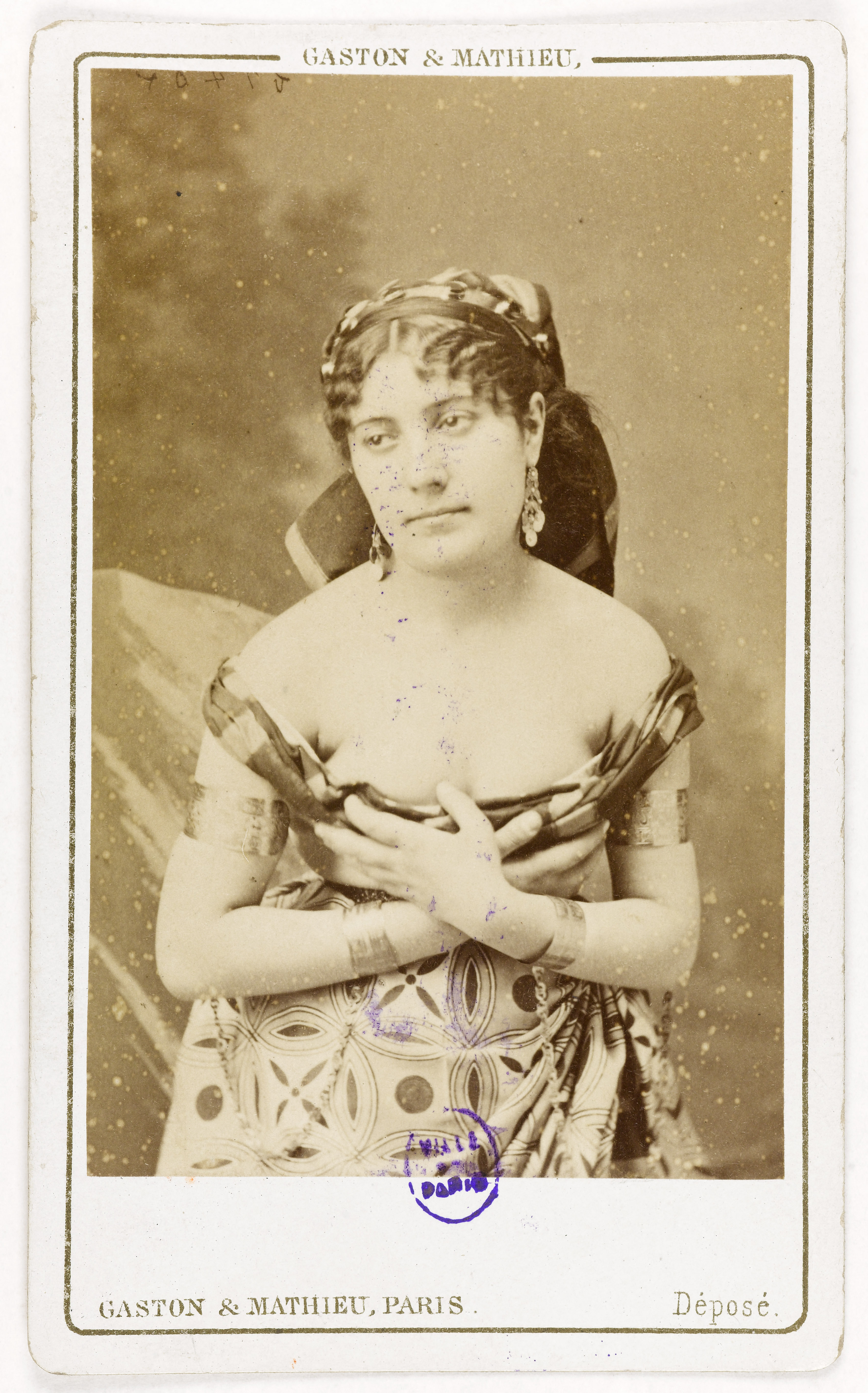 Gaston & Mathieu, Portrait de Milia ou Millia Tindal, (actrice)