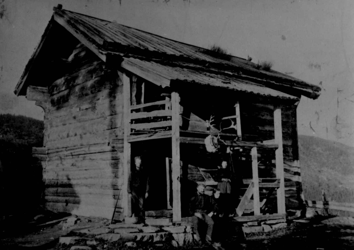 Ukjent, Fra en serie fotografier fra et album som har tilhørt folklorist og professor Moltke Moe (1859-1913), antatt fra 1880-årene med motiver fra Telemark.