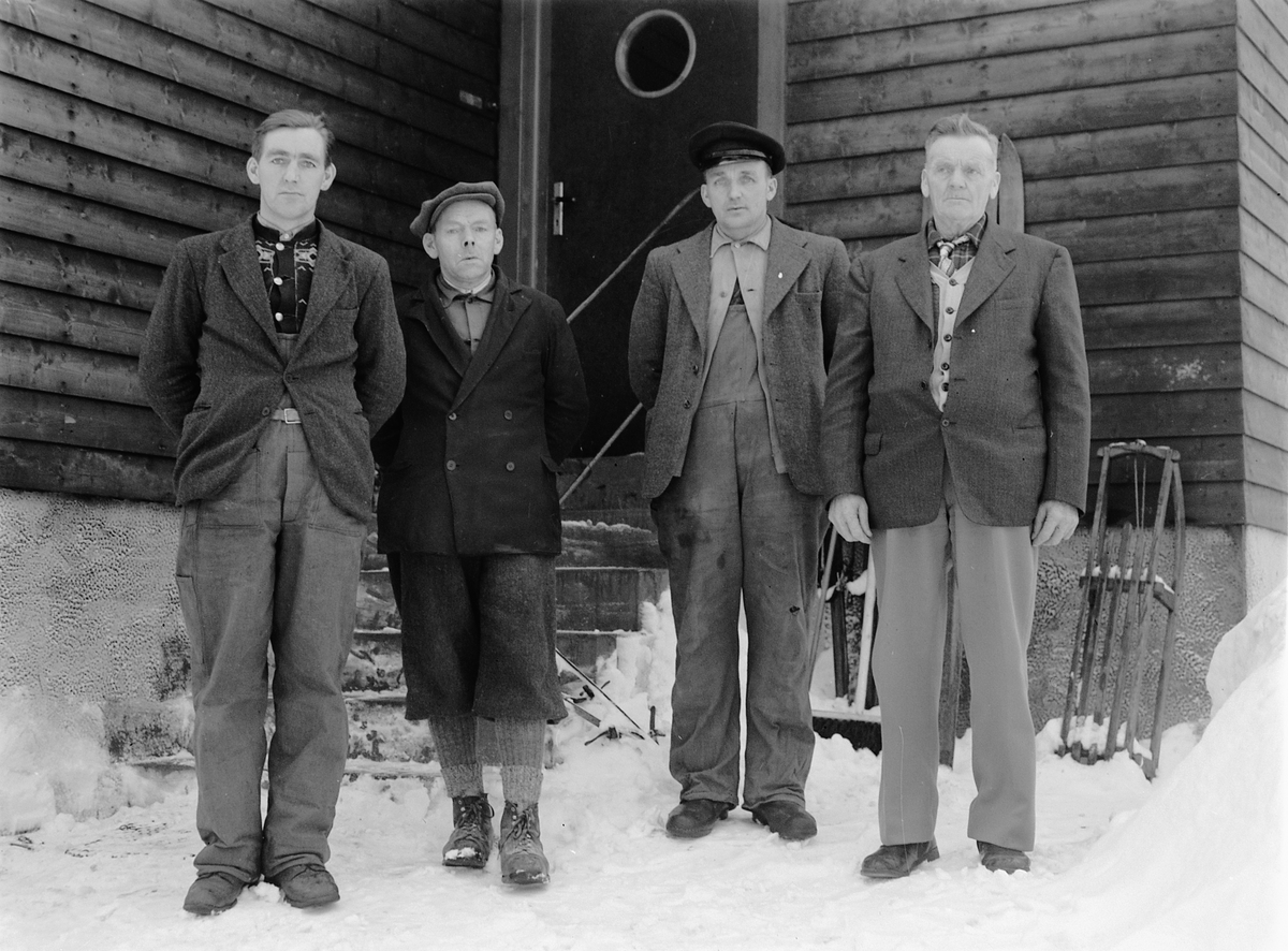 Håkon Prestkværn, Fra høyre Harald Olafsen, Martin Olafsen, Johannes Olafsen og siste mann er ukjent. GRUPPE 4 MENN, UKJENT, BESTILT VED JOHANNES OLAVSEN, 1947.