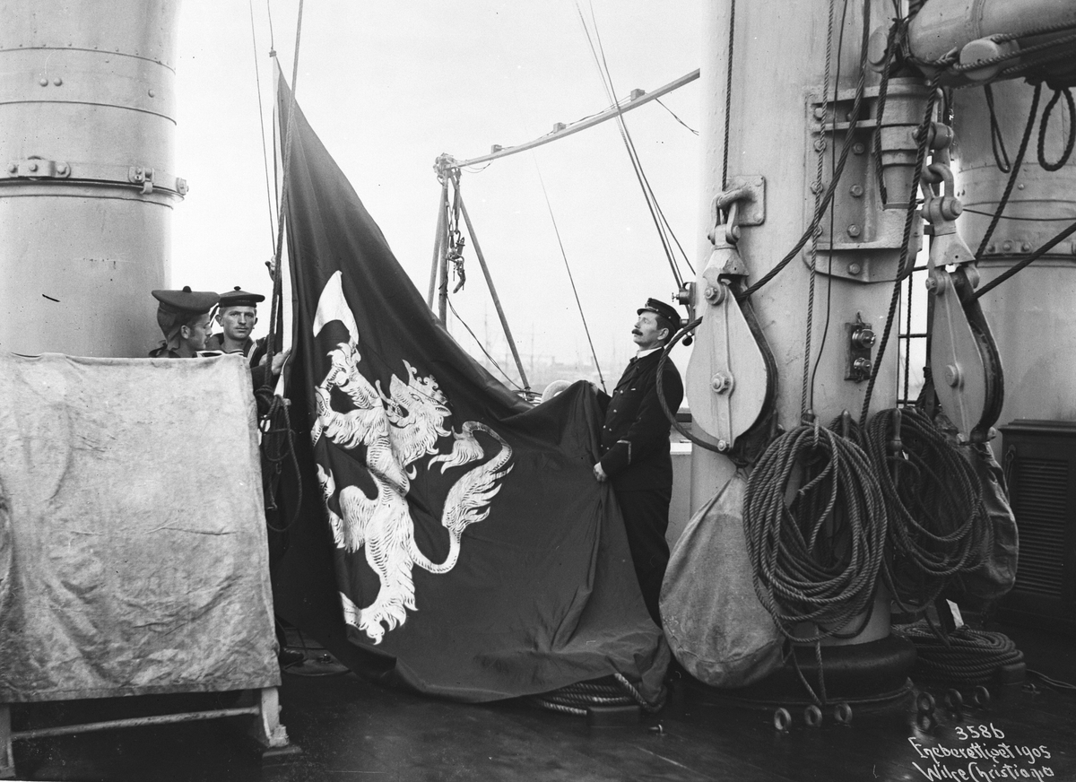Anders Beer Wilse, Prot: Kongeindtoget Kongeflagget heises paa Norge 28/11 (Wilse har ført opp 28/11 som dato for fotografering, mens leksikon oppgir 25/11 som dato for Haakon VII's kongelige inntog