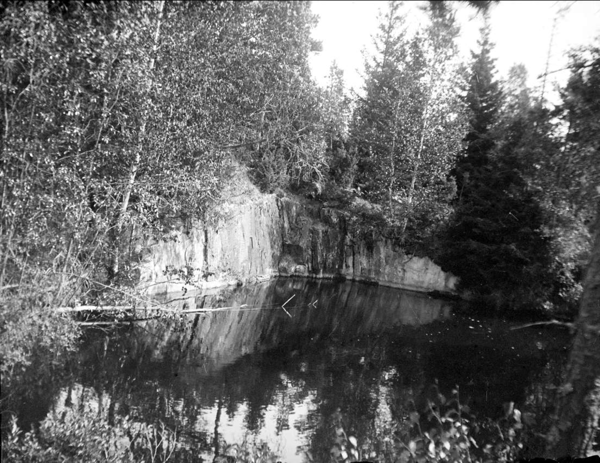 August Fredrik Schagerström, Vattenfyllt gruvhål nära Östhammar, Uppland i juli 1921