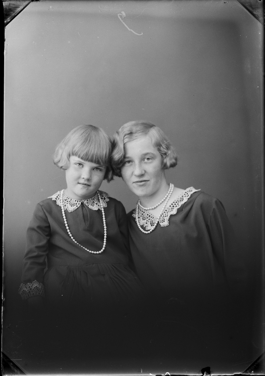 Skötsner-Edhlund, Ateljéporträtt - flicka och kvinna, Östhammar, Uppland