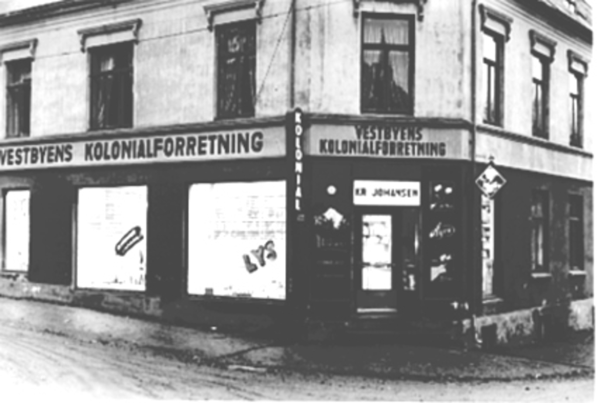 Anno Domkirkeodden, EKSTERIØR VESTBYEN KOLONIAL, UTSTILLINGSVINDUENE MED LYSPÆRE OG VITAMINUTSTILLING