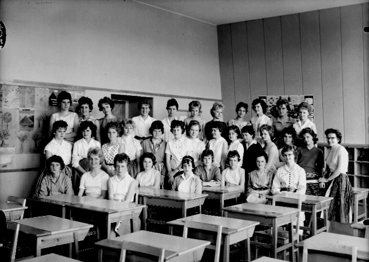 Sven Lindskog, Classroom interior, 33 girls with a teacher.