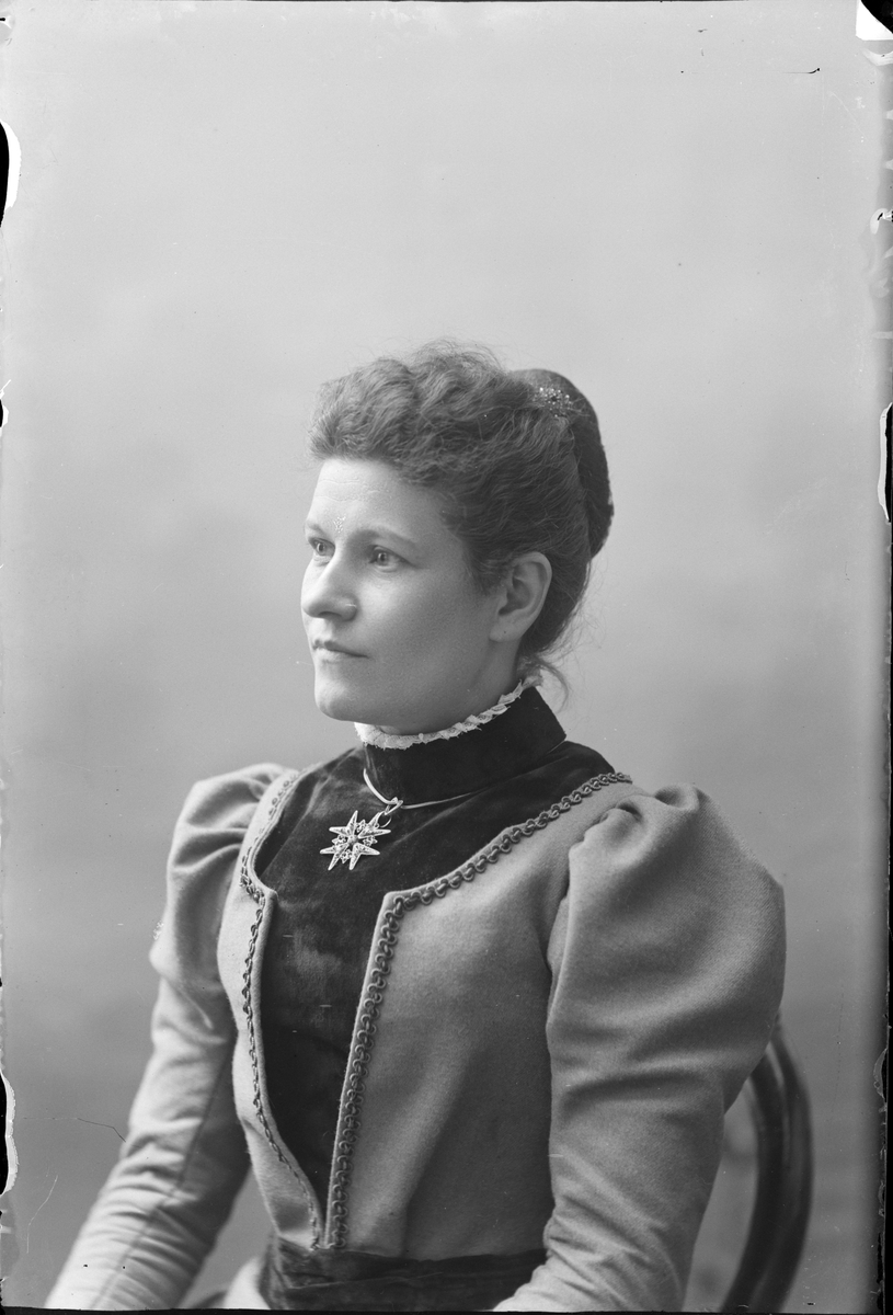 Henri Osti's Fotografiateliér, Ateljéporträtt - Emma Osti, Uppsala 1899