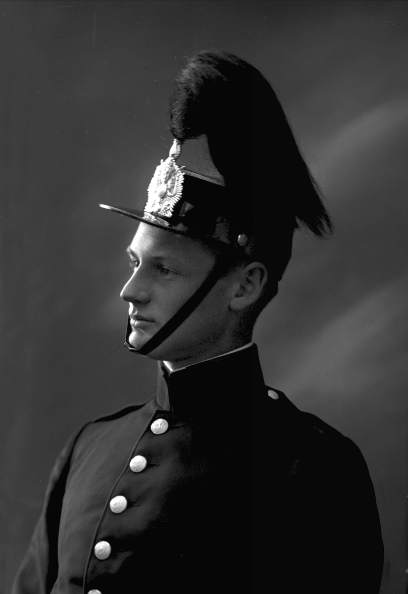 Gustav Borgen, Portrett, mann i kadettuniform. Alv Kjøs.