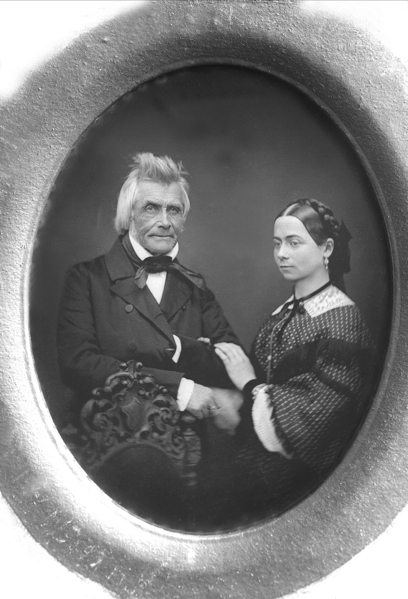 Gustav Borgen, Avfotografering. Gruppe, eldre mann og ung kvinne. Daguerretypi (?)