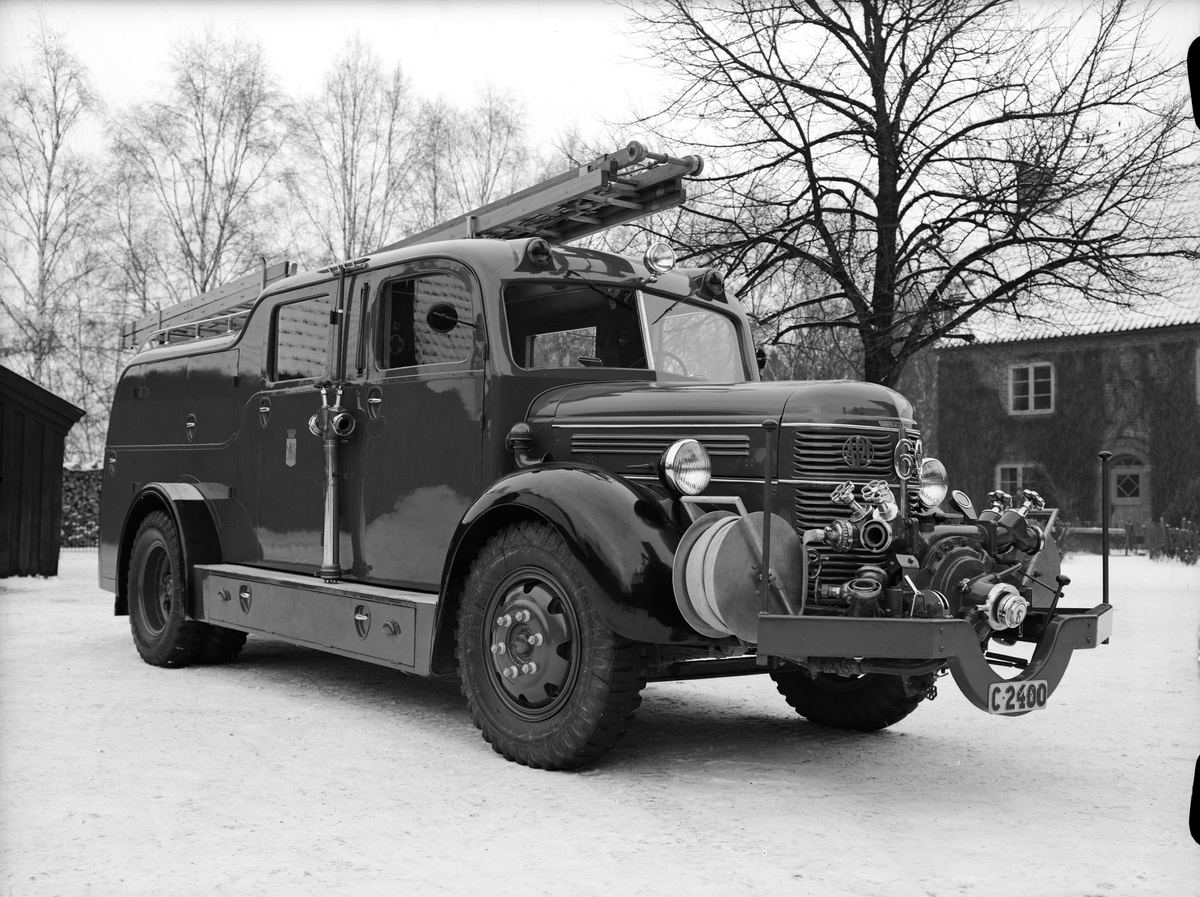 Paul Sandberg, "Ny ambulanstyp och tiptop brandvagn i Upsala", Uppsala 1947