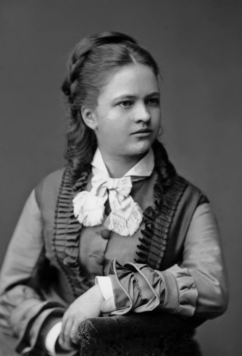 Maria Tesch, Porträtt Fotograferad i Maria Teschs ateljé som fanns i Linköping åren 1873 - 1936. Digitaliserad efter original glasnegativ som förvaras på Stiftsbiblioteket /Linköpings stadsbibliotek.