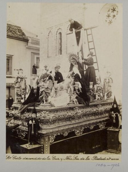 Unknown, Processional statuary group belonging to the Fraternity of the Parish of Santa Marina, Seville, with children in special dress in the foreground