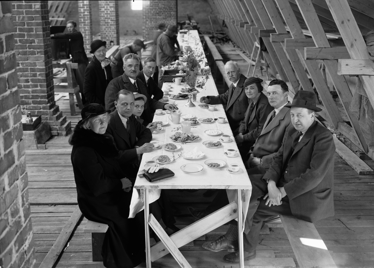 Paul Sandberg, Taklagskaffe med stadsarkitekten Gunnar Leche och byggmästaren Anders Diös, kvarteret Grim, Luthagen, Uppsala 1935