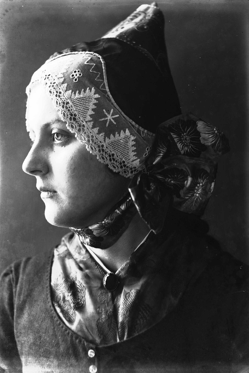 Solveig Lund, Studioportrett av kvinne i drakt og hodeplagg.