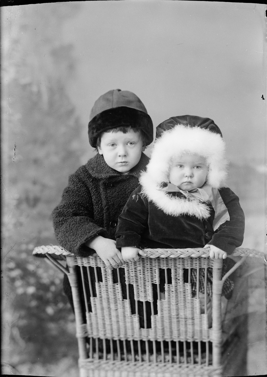 Skötsner-Edhlund, Ateljéporträtt - pojke och flicka, Östhammar, Uppland