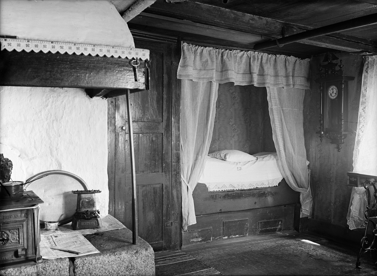 Paul Sandberg, Dagligstuga med väggfast säng - Erika Åhlén, Målsta, Bälinge socken, Uppland 1920-tal