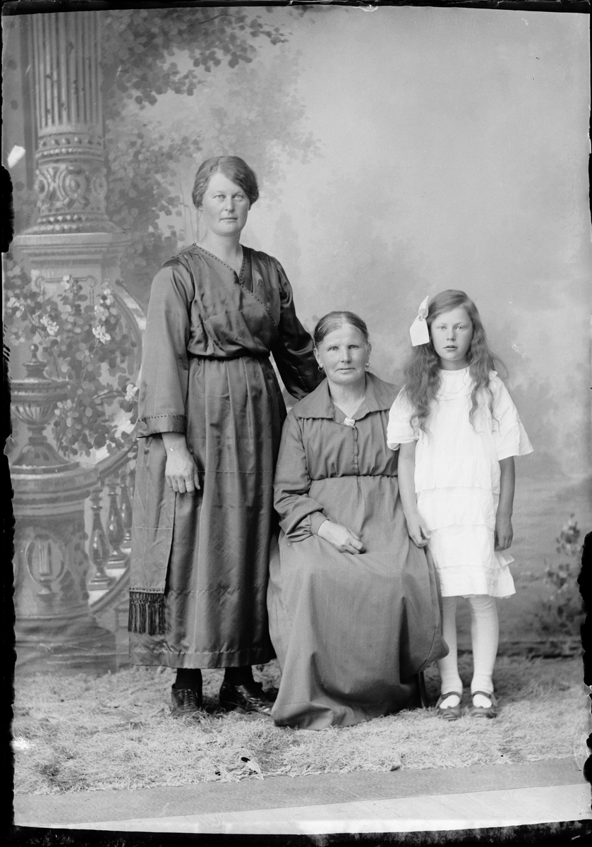 Skötsner-Edhlund, Ateljéporträtt - en kvinna och en flicka med Selma Andersson från Ununge socken, Uppland