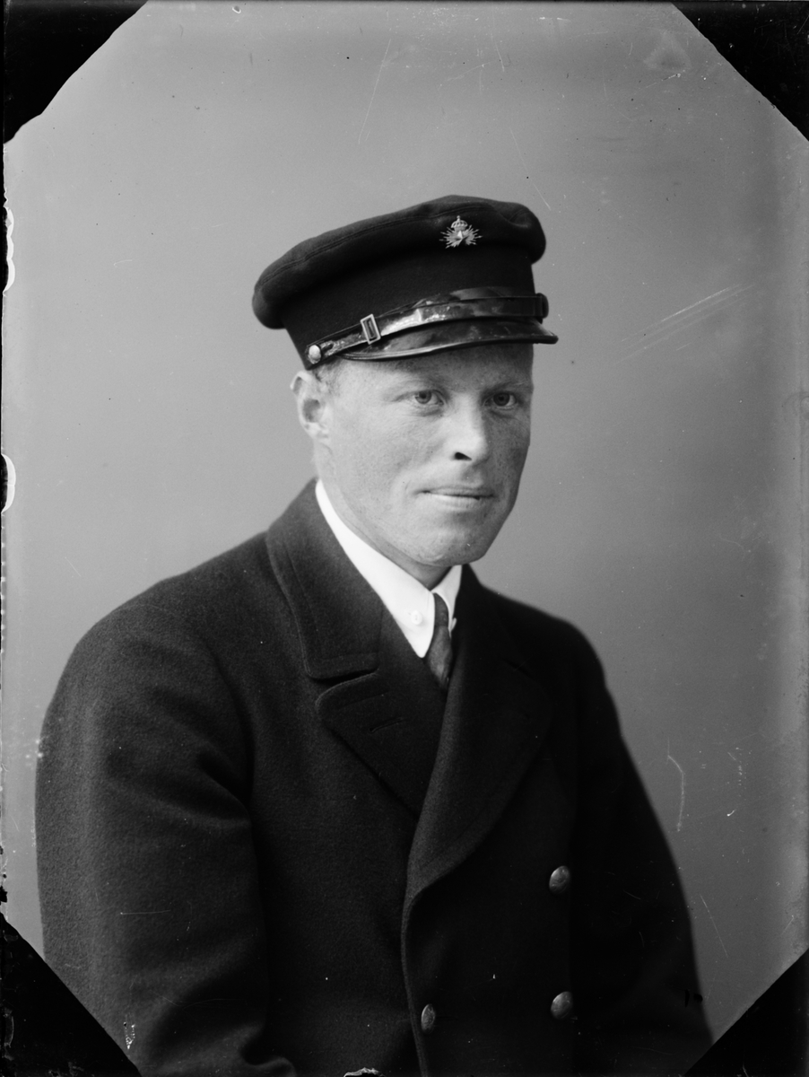 Skötsner-Edhlund, Man i uniform, sannolikt Kungliga Telegrafverket, Östhammar, Uppland