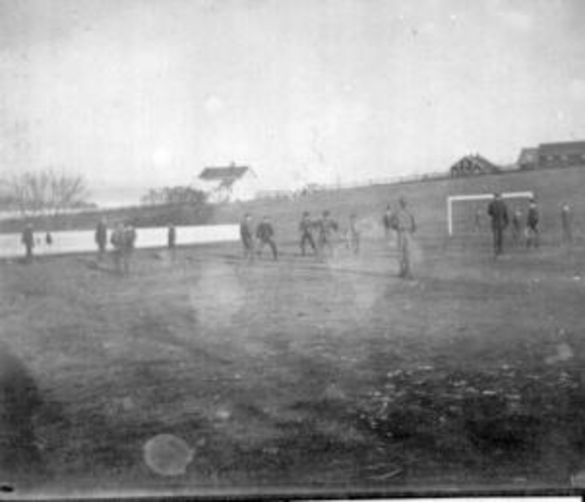 Anno Domkirkeodden, Fotballkamp på idrettsplassen på Toftes Gave, Nedre Sund, Helgøya.