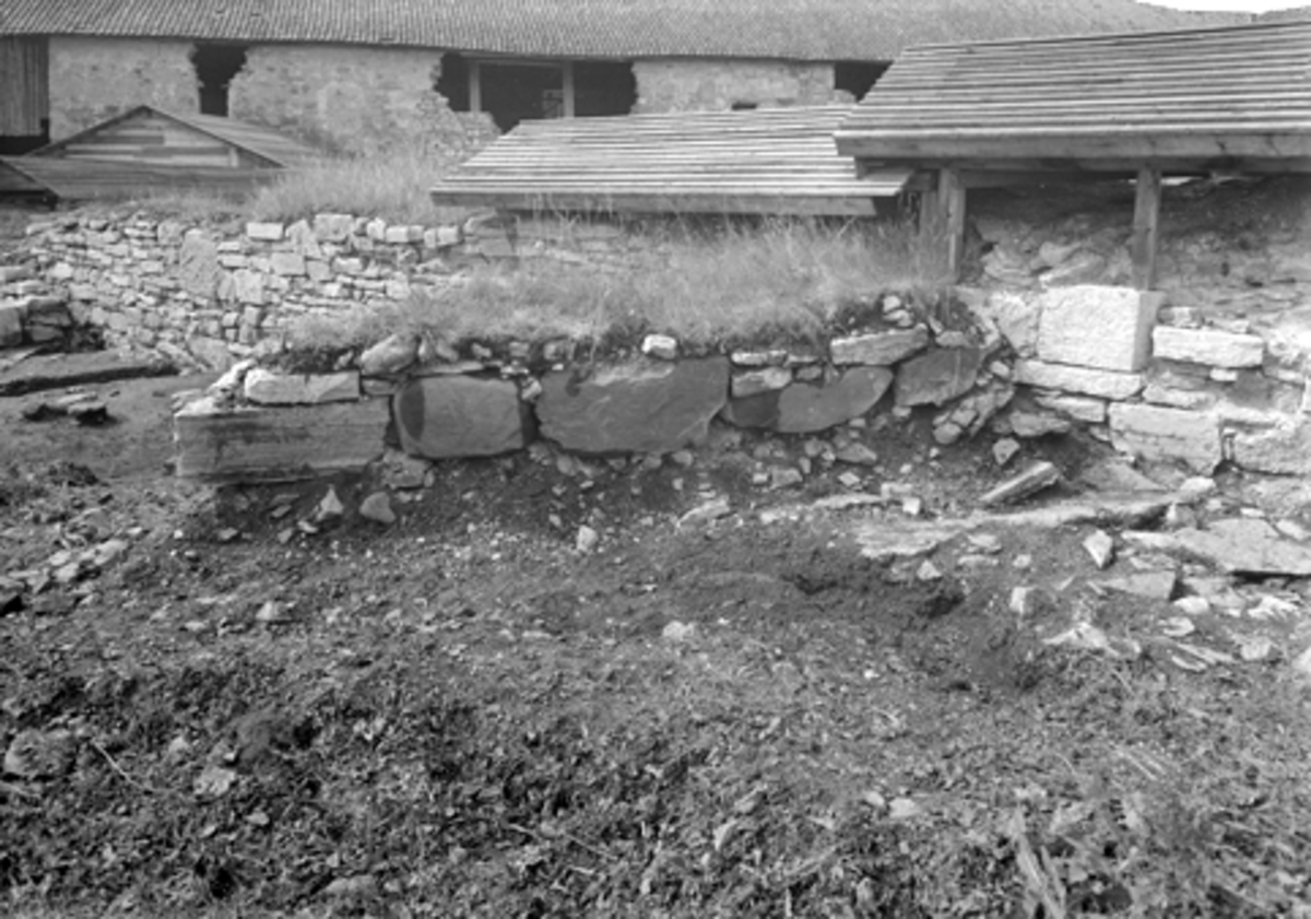 Normann Fotoatelier, Arkeologiske undersøkelser i Hamar bispegård, Domkirkeodden, Hamar 1958. Terreng øst for østre ringmur. HKR. 300,