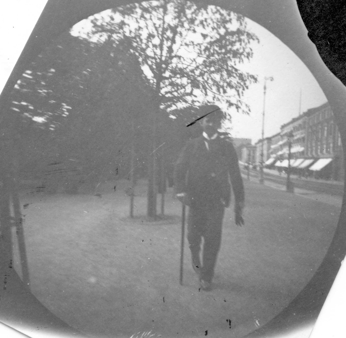 Fredrik Carl Mülertz Størmer, Mann spaserer langs Karl Johans gate, Oslo. Muligens konsul Coates.