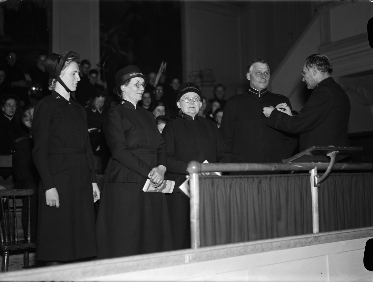 Paul Sandberg, The Chief Editor of the Strip, Lieutenant Colonel J Hillborg, hands over the Swedish Salvation Army’s horse-drawn badge to Treasurer Birger Carlsson, St PersStri20