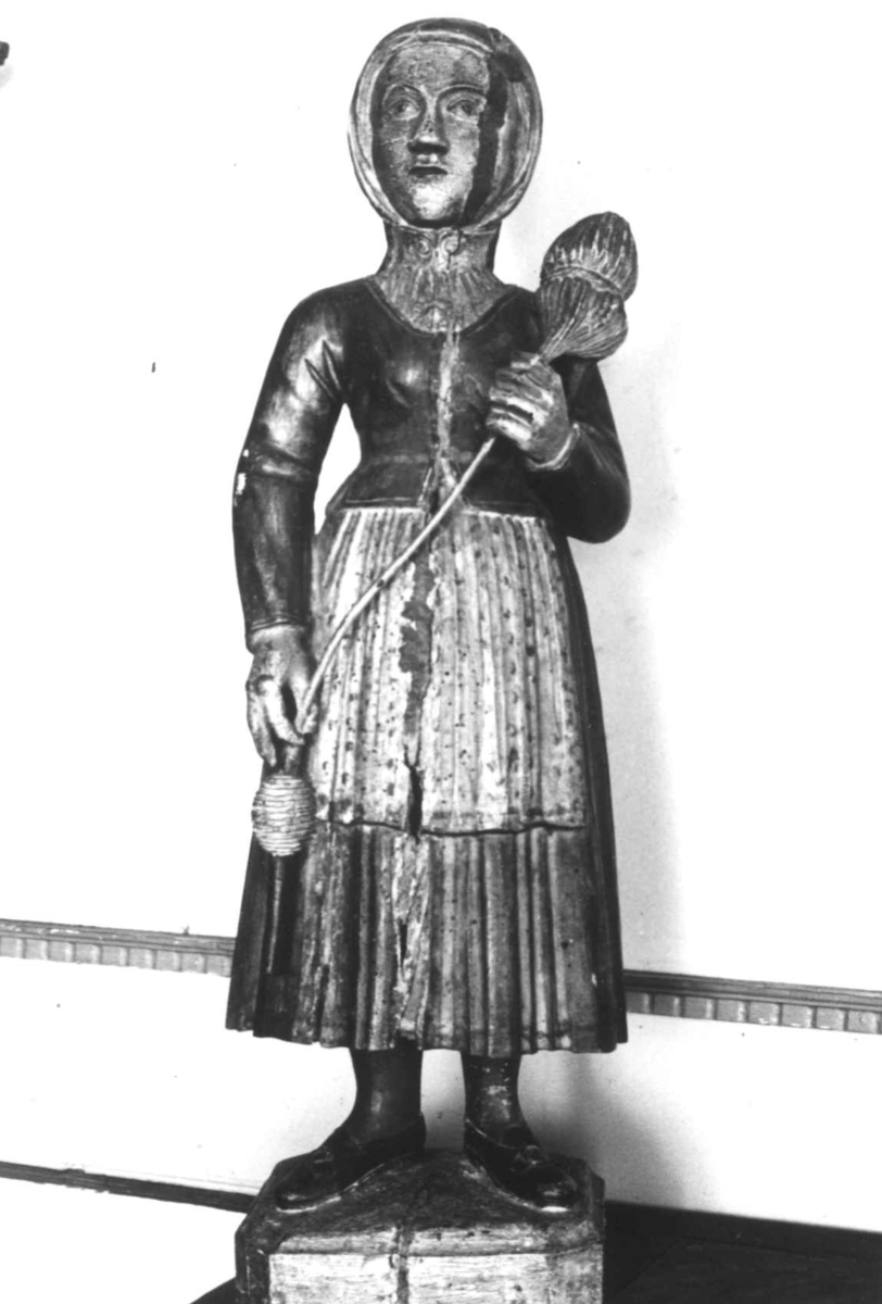 Anna Grostøl, Trefigur skåret av Kristen Billedhugger. Lista, Farsund, Vest-Agder 1941.