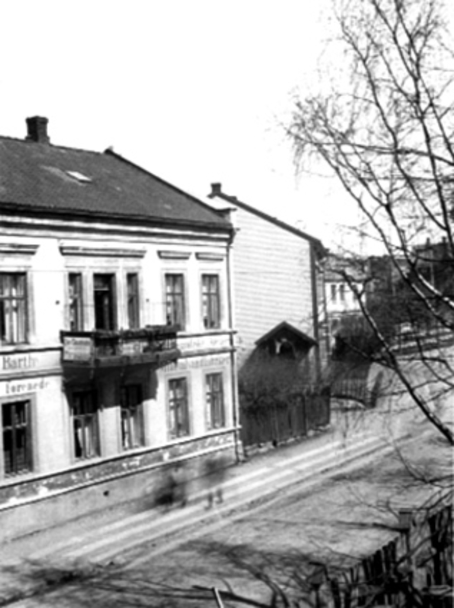 Anno Domkirkeodden, EKSTERIØR, INGER BARTHS FOTOGRAFISKE ATELIER FRA 1866-1906. CHR. GRUNDSETH, TOK OVER FRA 1906-1922. HUSET BLE REVET 1972. INGER BARTH, MINERALVANDFABRIKK.