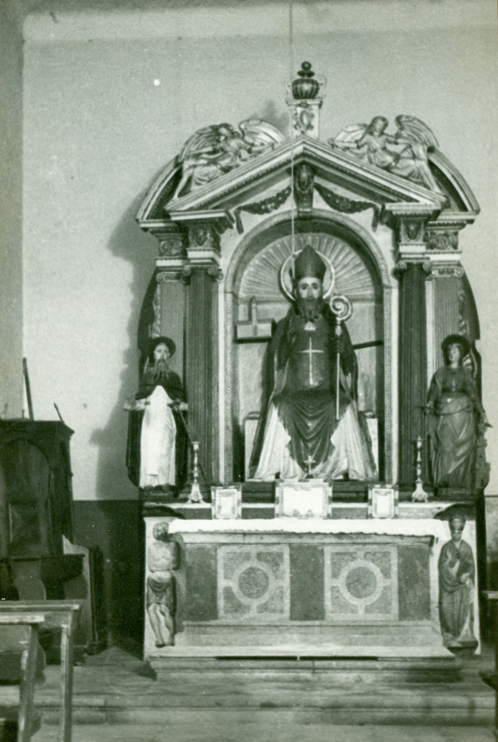 Branko Fučić, Cres, Crkva sv. Izidora, unutrašnjost: oltar sv. Izidora