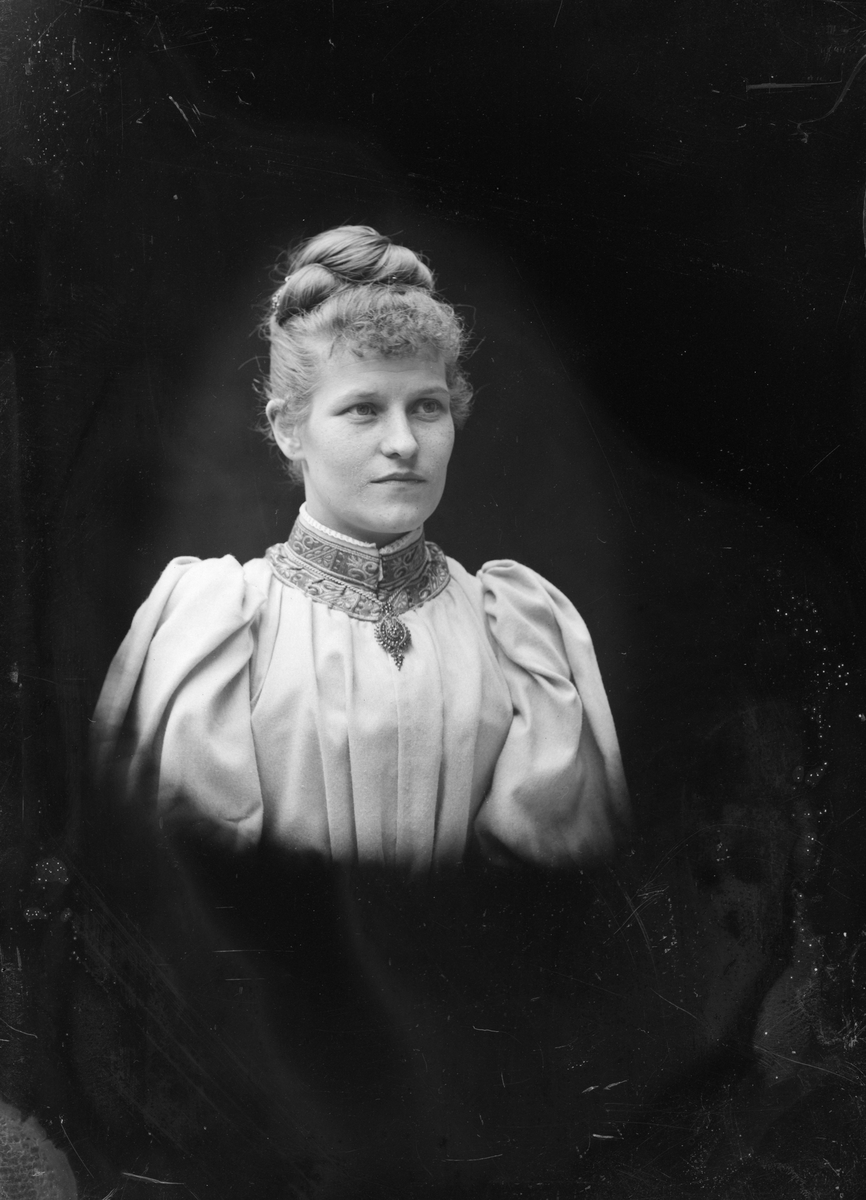 Henri Osti's Fotografiateliér, Ateljéporträtt - Emma Osti, Uppsala sannolikt 1896