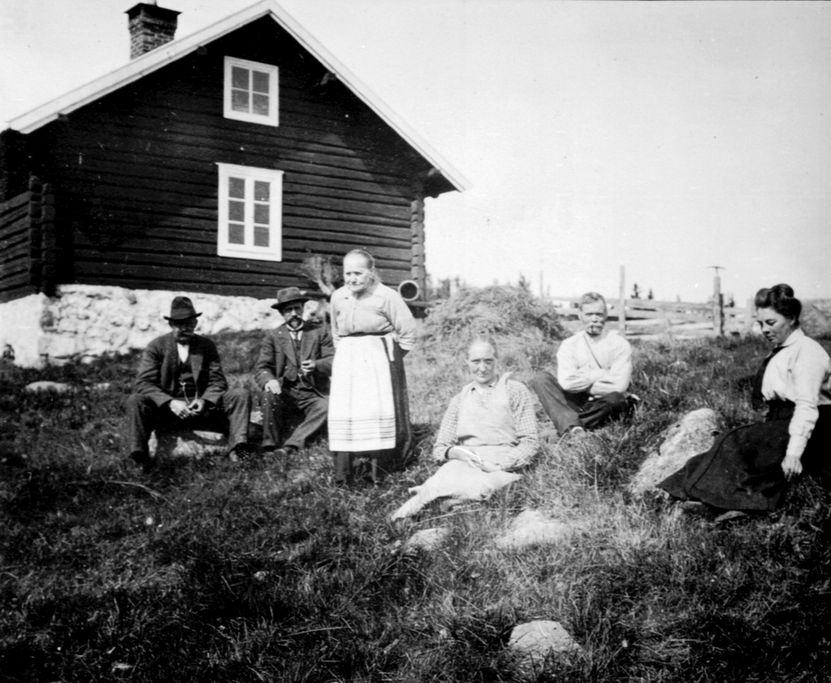 Anno Domkirkeodden, Folk med pause foran størhus på Nøkkelåsen seter, Ringsakerfjellet.