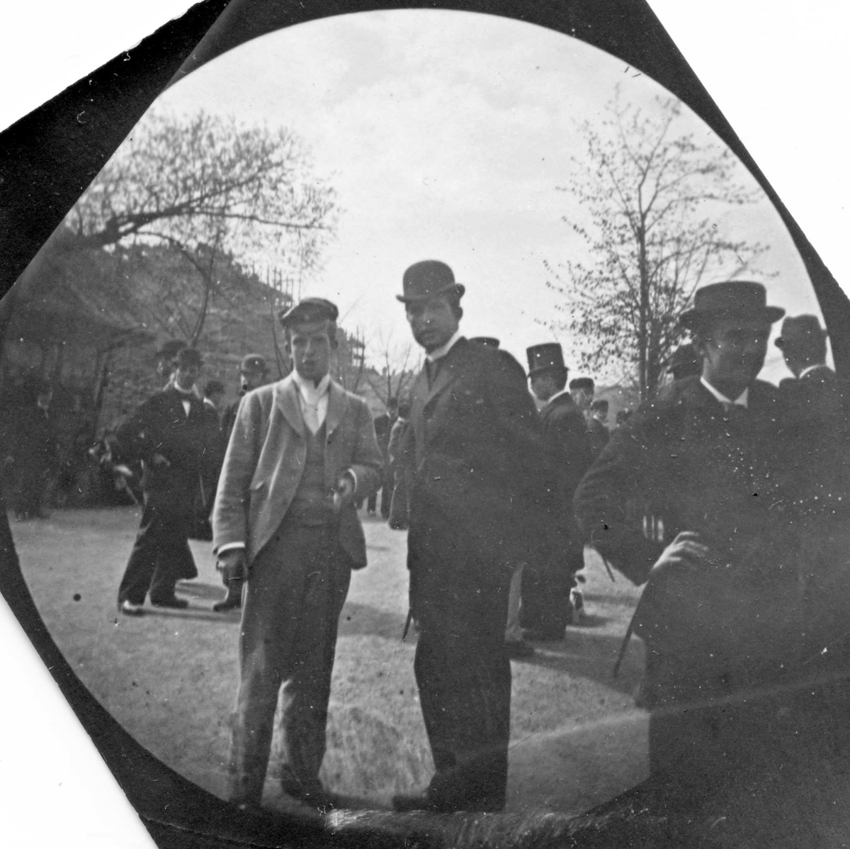 Fredrik Carl Mülertz Størmer, Grupper unge menn står og prater. B. Hiorthdal (student fra 1892) og Thorvald Heiberg midt i bildet.