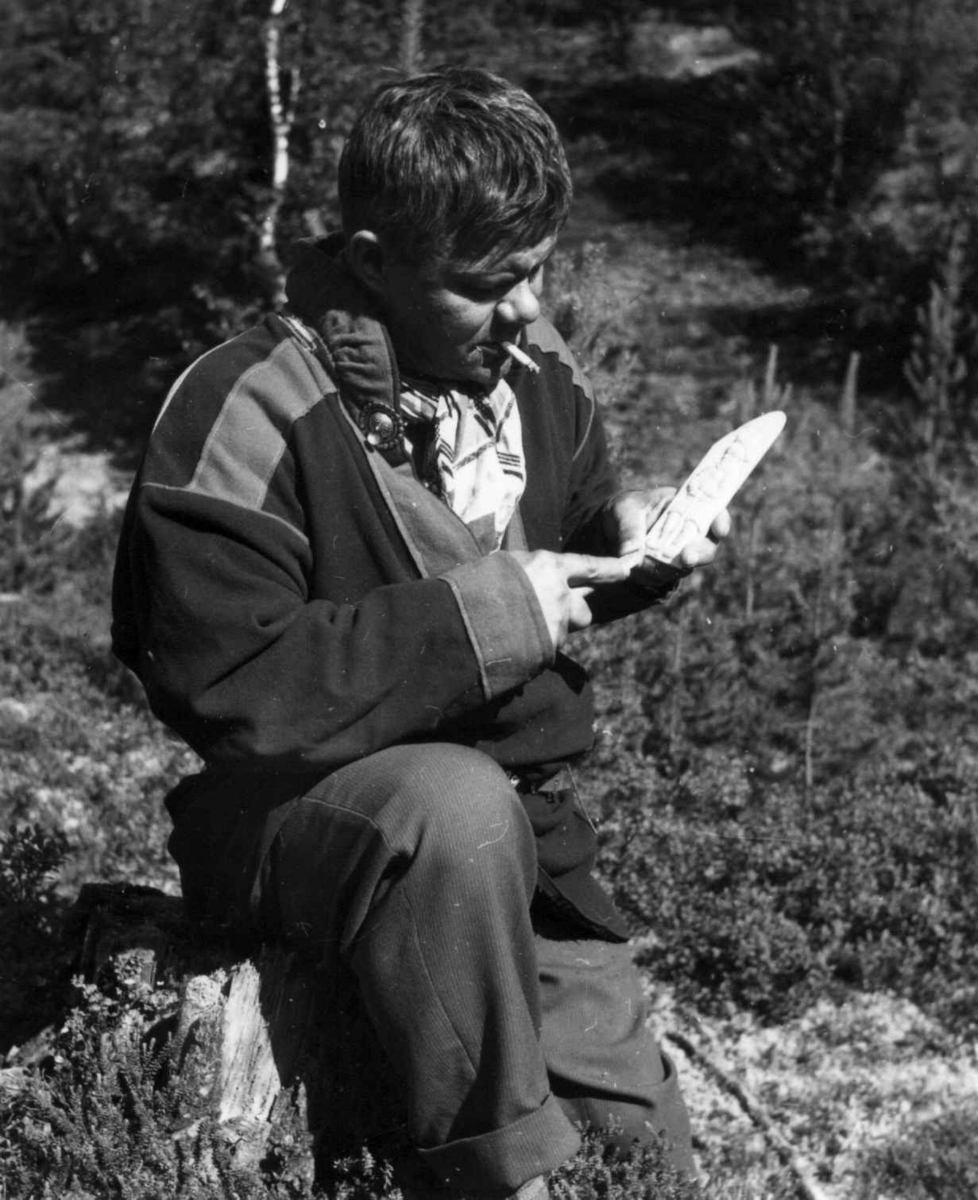 Virginia Raymond Davidson, Portrett av Per Hætta, kunstner, treskjærer. Materialet her er reinsdyrhorn, juli 1961.