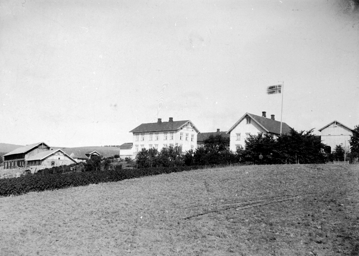 Anno Domkirkeodden, Eksteriør, gardsbruk, Glestad gård, Veldre, Ringsaker, sett fra sør.