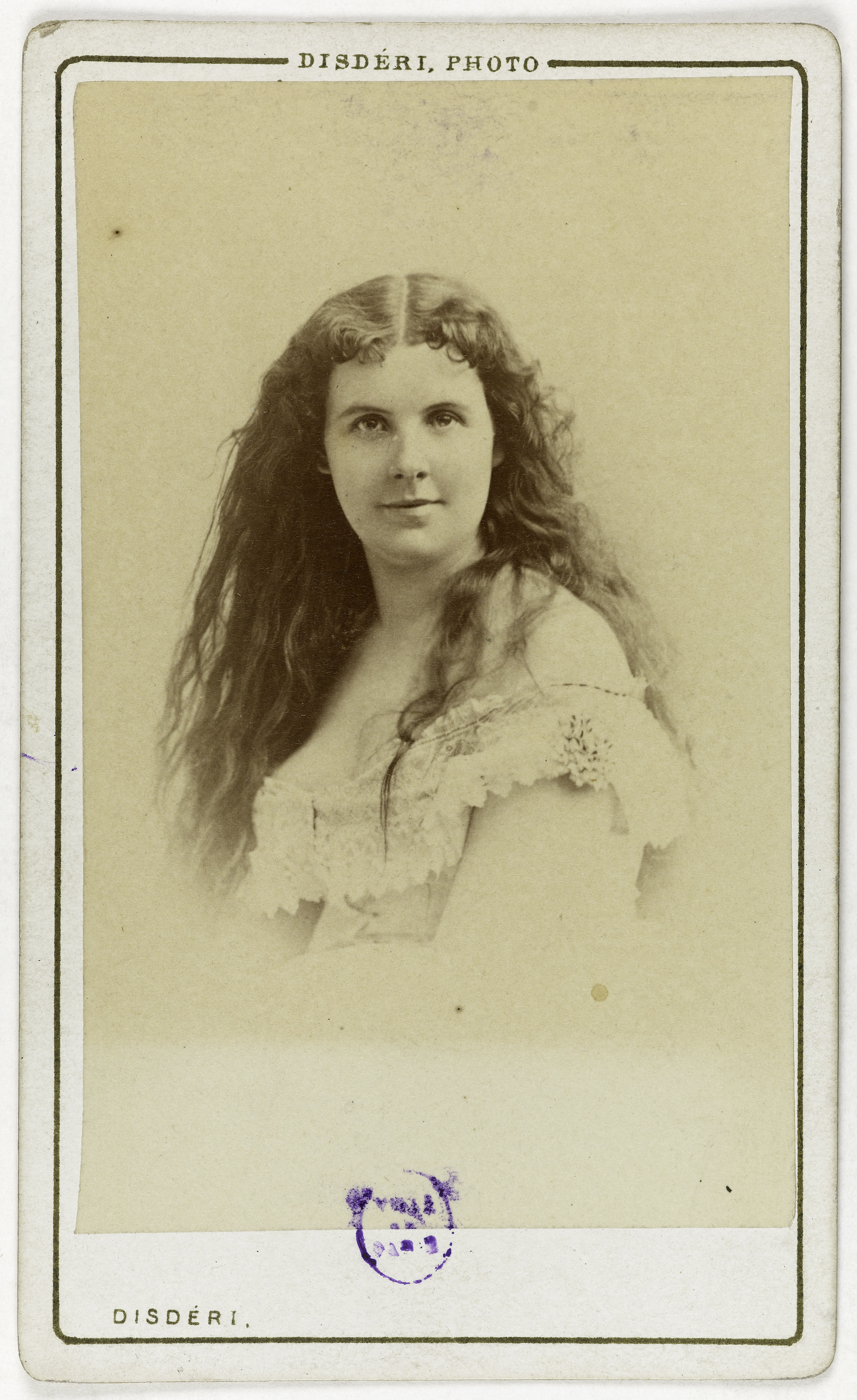 André-Adolphe-Eugène Disdéri, Portrait en buste de Morenzi, actrice au Théâtre des Italiens de 1869 à 1876, les cheveux détachés.