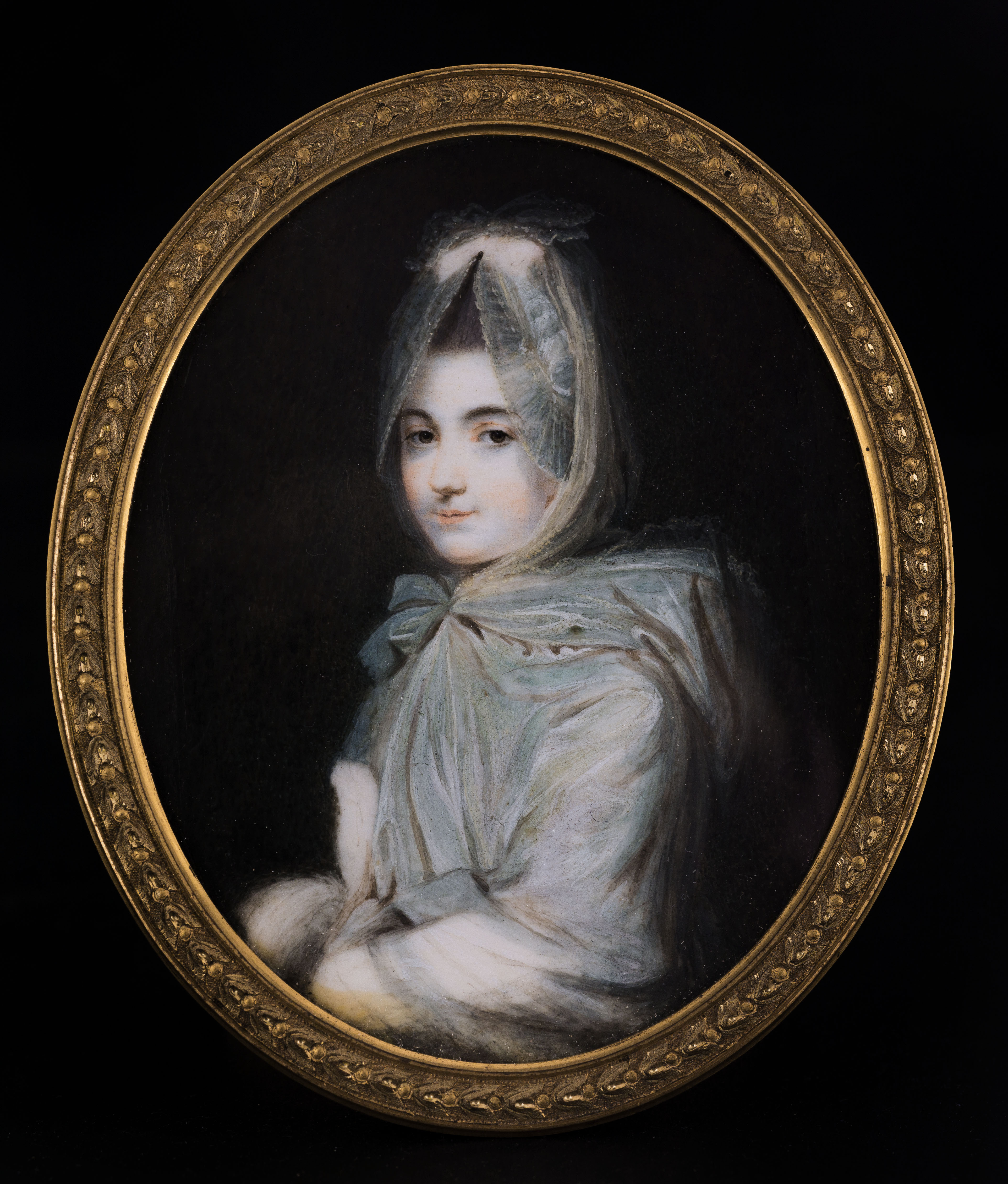 Ecole française, Portrait d'une jeune femme en mante bleutée