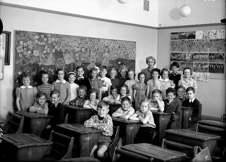 Sven Lindskog, Engelbrektbre, classroom interior, 28 schoolchildren with teacher Miss Emmy Söderlund Class 2ai, Hall 6-8.