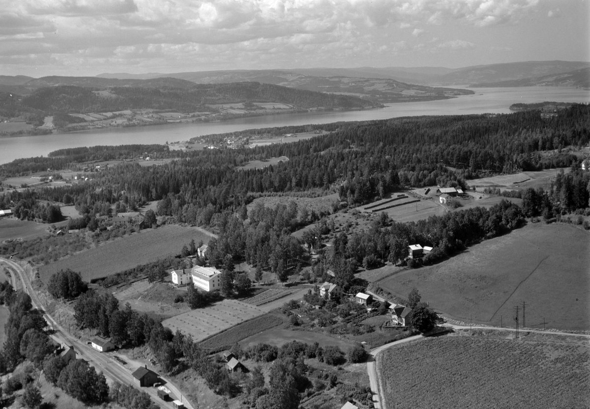Widerøes Flyveselskap A/S, Flyfoto av Ringsaker Folkehøgdkole, jernbanestasjon.AP