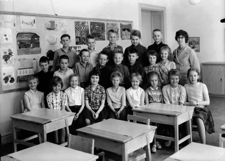 Sven Lindskog, Stureskolan, klassrumsinteriör, 22 skolbarn med lärarinna fru Marianne Christensson. Klass 3ö, sal 6.