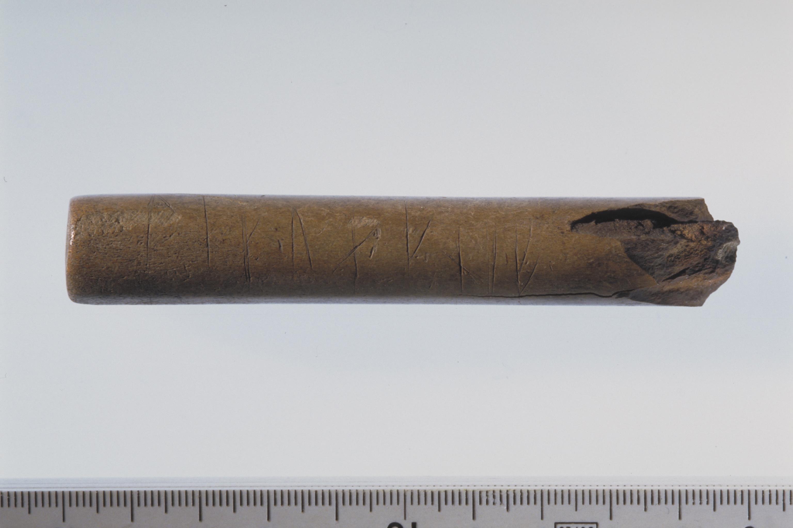 Bengt A Lundberg, SL0019 Knivskaft av horn med runor