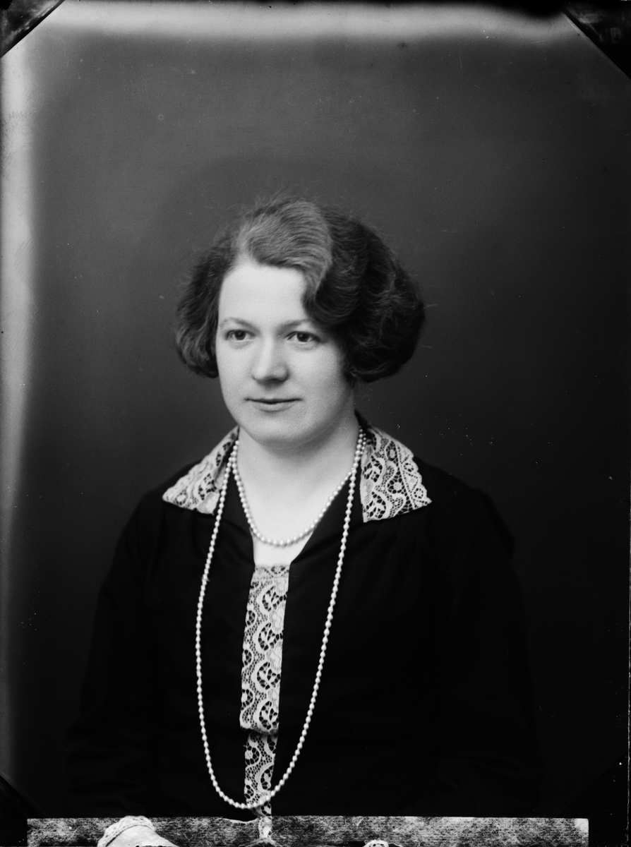 Skötsner-Edhlund, Ateljé Portrait - Signe Jansson of Vällatte, Ekeby parish, Uppland 1929