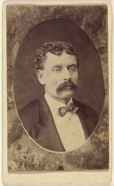 Unknown, [Unidentified man with moustache, in quasi-oval format]