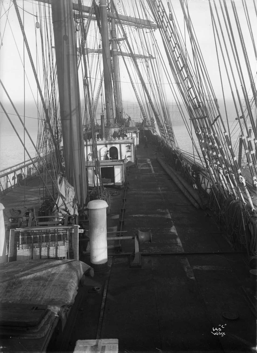 Anders Beer Wilse, Lancing (b. 1866, R. Napier & Sons, Glasgow), om bord, dekket
