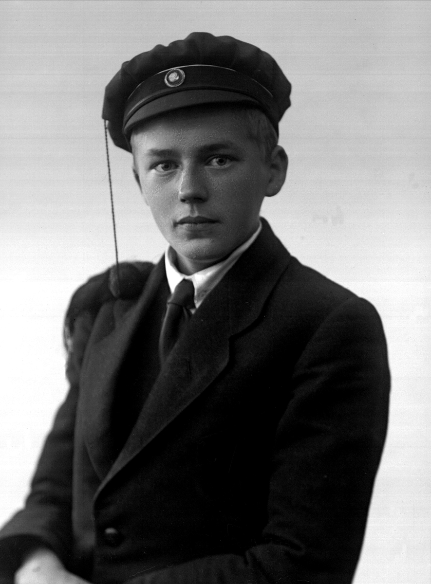 Gustav Borgen, Portrett, en mann med studentlue. Julian Olsen.