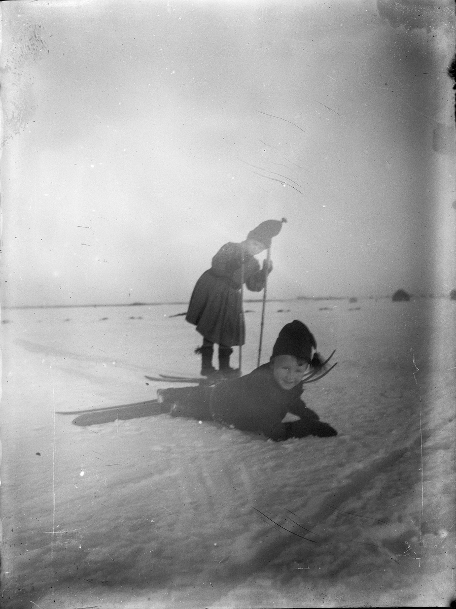 Carl Liljefors, Barnen på skidor, sannolikt Uppsala 1900 - 1901