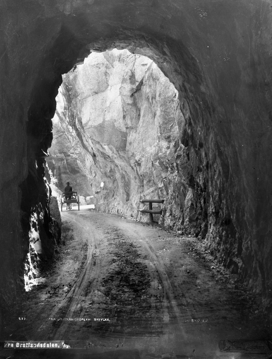 Marthinius Skøien, Fra Bratlandsdalen, Suldal, Rogaland. Hesteskyss på vei ut av tunnel.