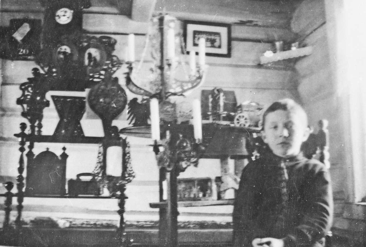 Rachel Haarseth, Person, klær, lyse-krone, veggklokke, inne i et hus.