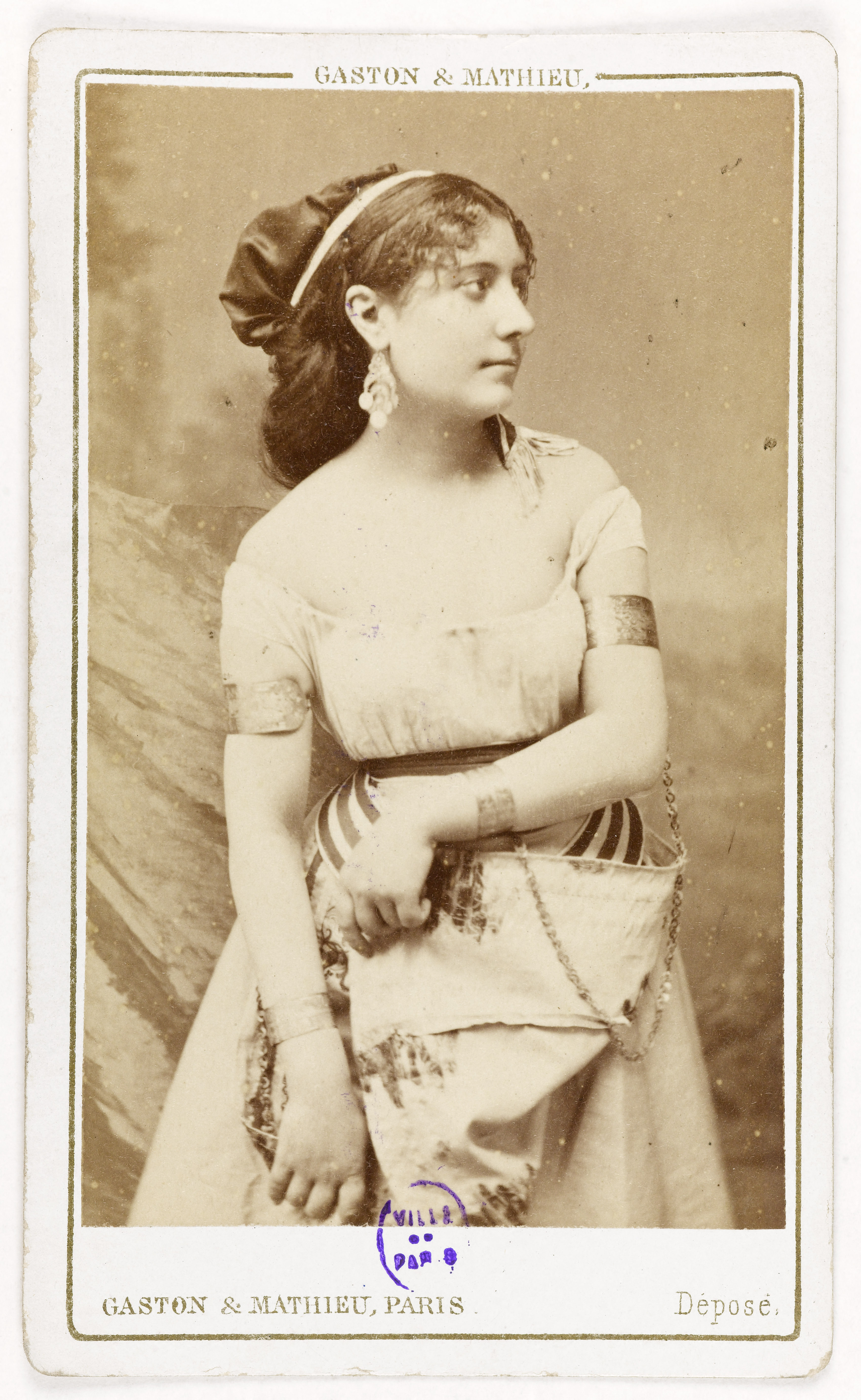 Gaston & Mathieu, Portrait de Milia ou Millia Tindal, (actrice)