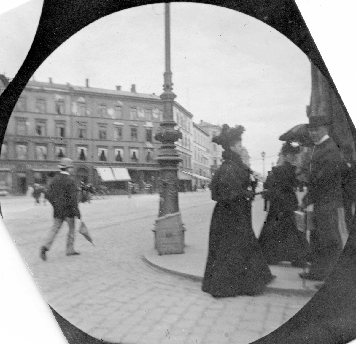 Fredrik Carl Mülertz Størmer, "Snippe Møller", frk. Ricke Sverdrup og hr. Cato Aall (ikke doktoren) på gatehjørne, Oslo.