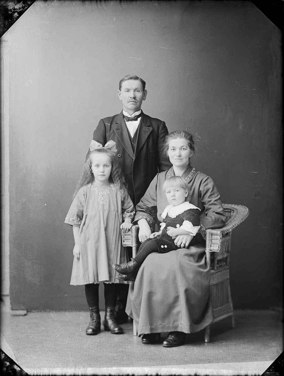Skötsner-Edhlund, Ateljéporträtt - familjen Andersson från Valde, Skäfthammar socken, Uppland 1924