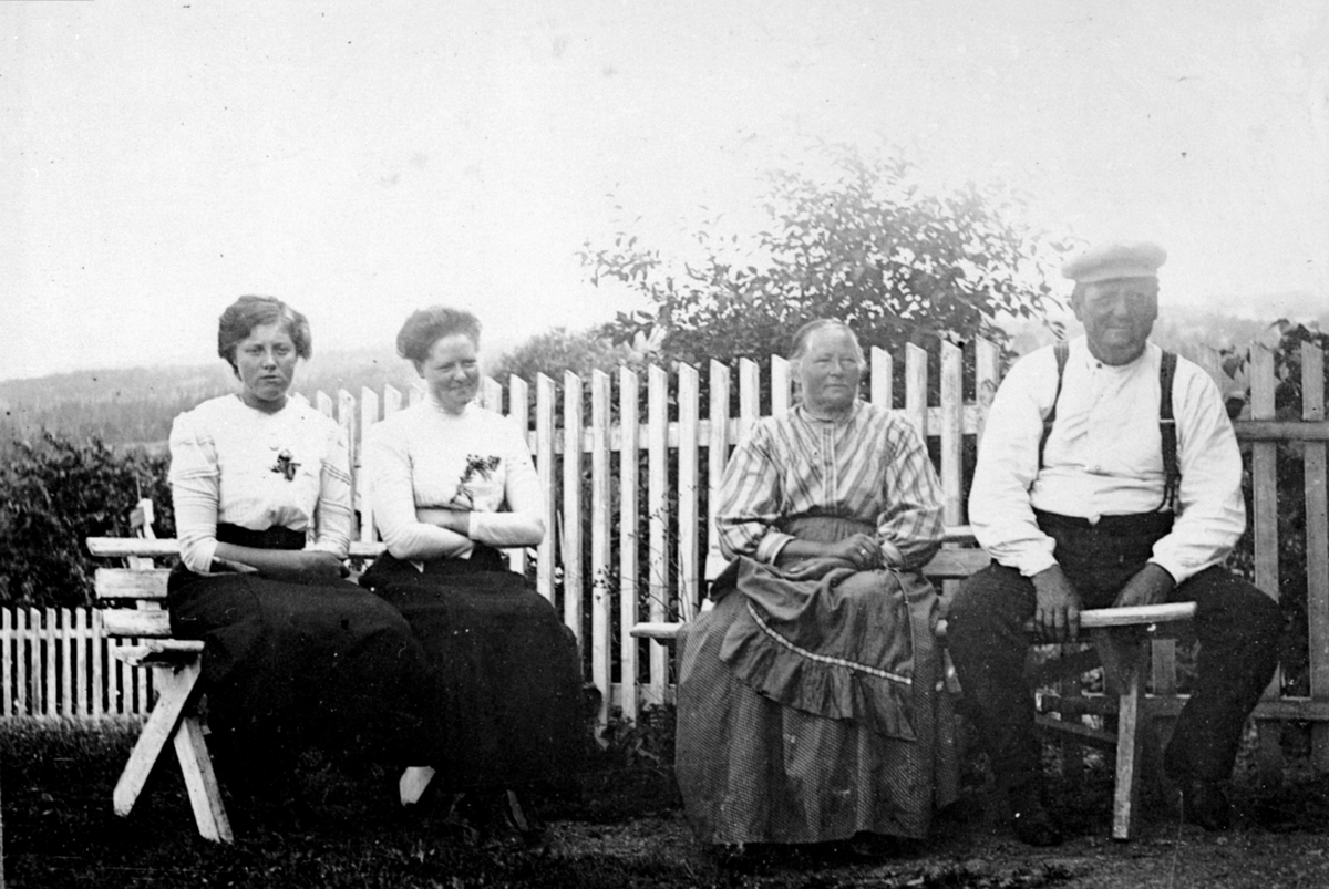 Anno Domkirkeodden, Familien Nerlien, fra venstre er Lovise (1893-1981), Elisabeth (1888-1924), Gine (1852-1930), Ole (1852-1929). Lien nedre, Nes, Hedmark.