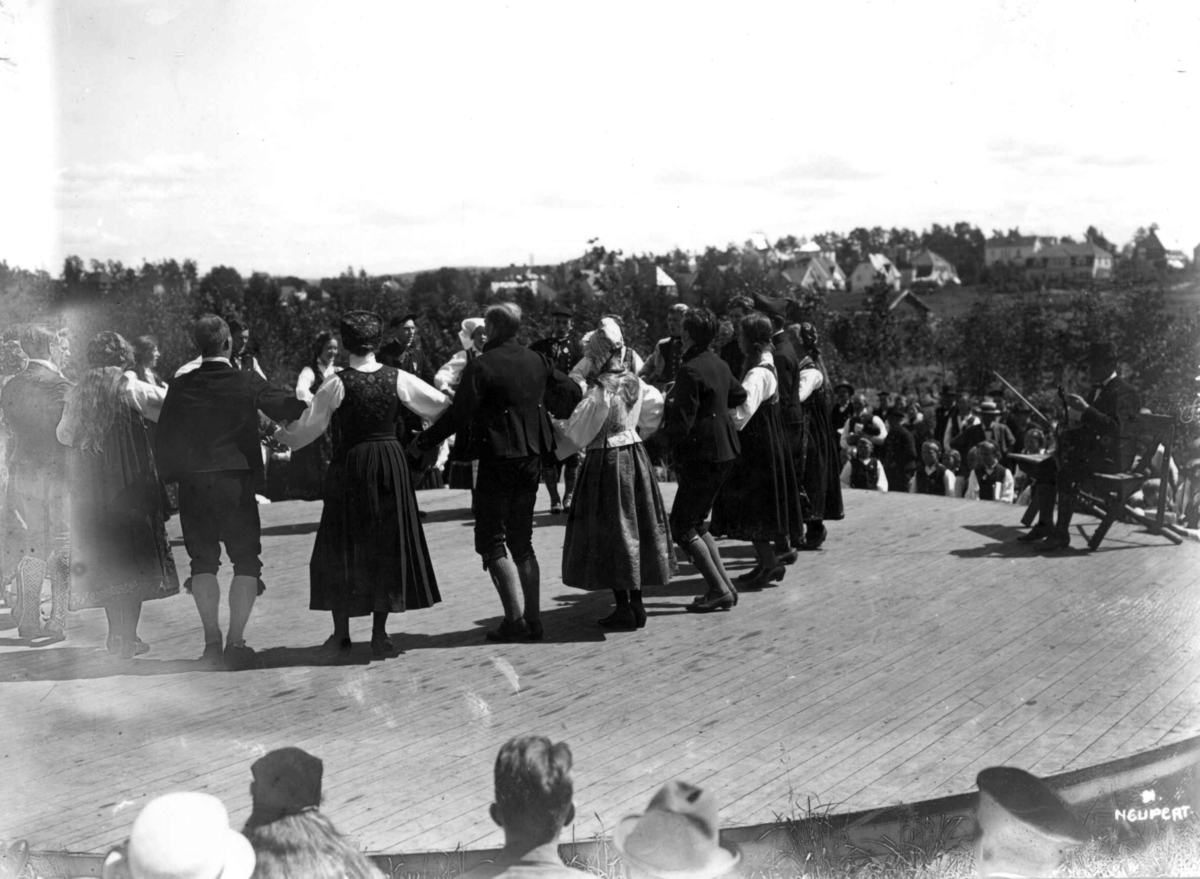Hermann Christian Neupert, Nordisk folkedansstevne på Norsk Folkemuseum i 1925.